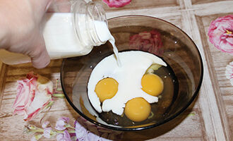 В яйца добавляем молоко