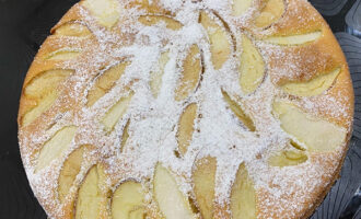 Готовый бисквитный пирог с яблоками