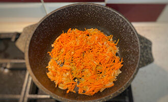 Морковь добавляем и обжариваем