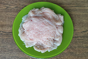Куриное филе натираем солью и специями