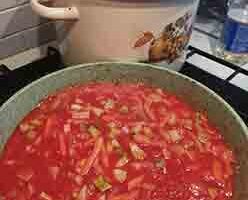 Добавляем томатную пасту