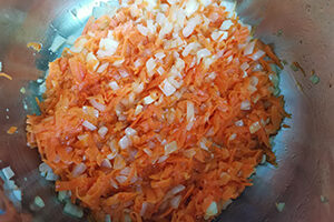 Обжариваем морковь, лук, чеснок вместе