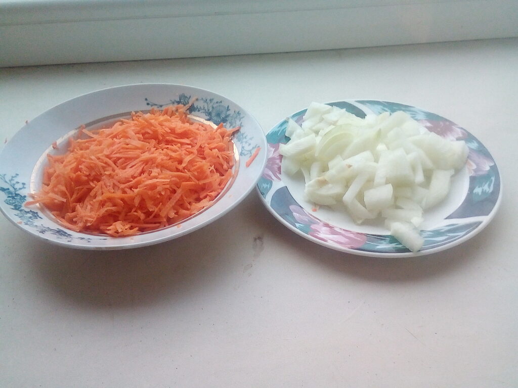 Нарезанная морковь и луковиц