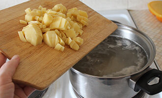 Нарезанный картофель добавляем в бульон