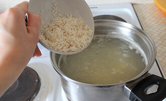 Промытый рис добавляем в бульон