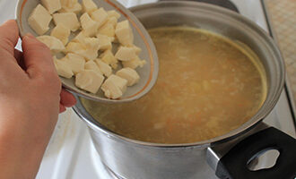 Сыр добавляем в кастрюлю с супом