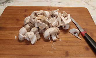 Нарезаем грибы четвертинками