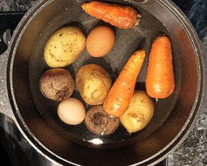 Отвариваем картофель, морковь и свеклу