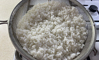 Хорошо промываем рис