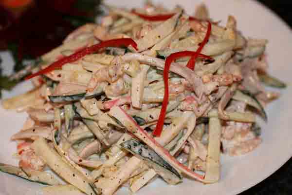 Салат с кальмарами и крабовыми палочками