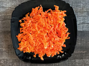 Натираем морковь на терке