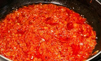 В обжаренные овощи добавляем томатную пасту