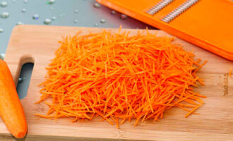 Морковь натираем на терке