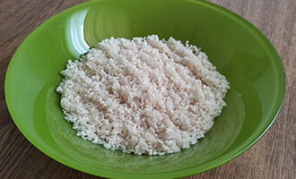 Хорошо промываем рис