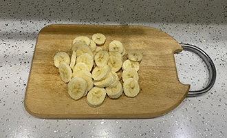 нарезаем бананы кружочками