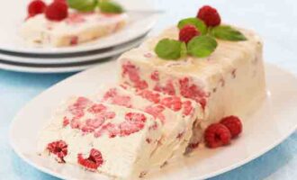 Торт из йогурта и ягод