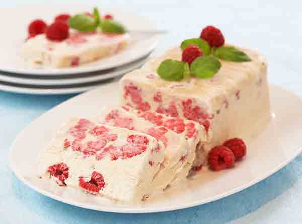 Торт из йогурта и ягод