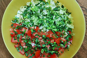 В салат добавляем зелень