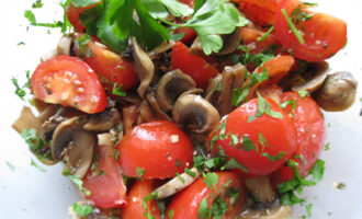 Салат с помидорами и грибами