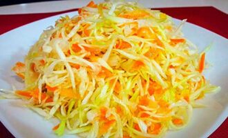 Салат из капусты и моркови с уксусом